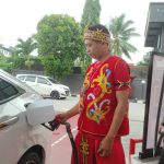 Peringati Hari Lahir Pancasila, Petugas SPBU Kalimantan Kenakan Pakaian Adat