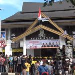 Ratusan Sopir Truk Geruduk DPRD Balikpapan, Protes Antrean Solar yang Mengular