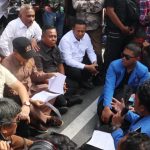 Sopir Truk dan Mahasiswa Sampaikan Delapan Tuntutan ke DPRD Balikpapan Terkait Antrean Solar