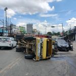 Truk Bermuatan Besi Terbalik di Batu Ampar, Arus Lalu Lintas Sempat Macet