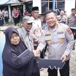 Kapolda Kaltim Serahkan Kunci Hasil Bedah Rumah kepada Warga Balikpapan