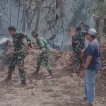 Api Mengganas di Lahan Gambut Kukar, Babinsa dan Tim Gabungan Turun Tangan