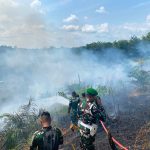Prajurit Brigif TP 85 Bergerak Cepat Padamkan Karhutla di Kutai Barat