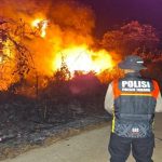 Polsek dan Koramil Tabang Berjibaku Padamkan Karhutla Seluas Satu Hektare