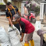 Bukan Sekadar Jaga Kamtibmas, Polsek Balikpapan Timur Turun Langsung Kerja Bakti Bersama Warga